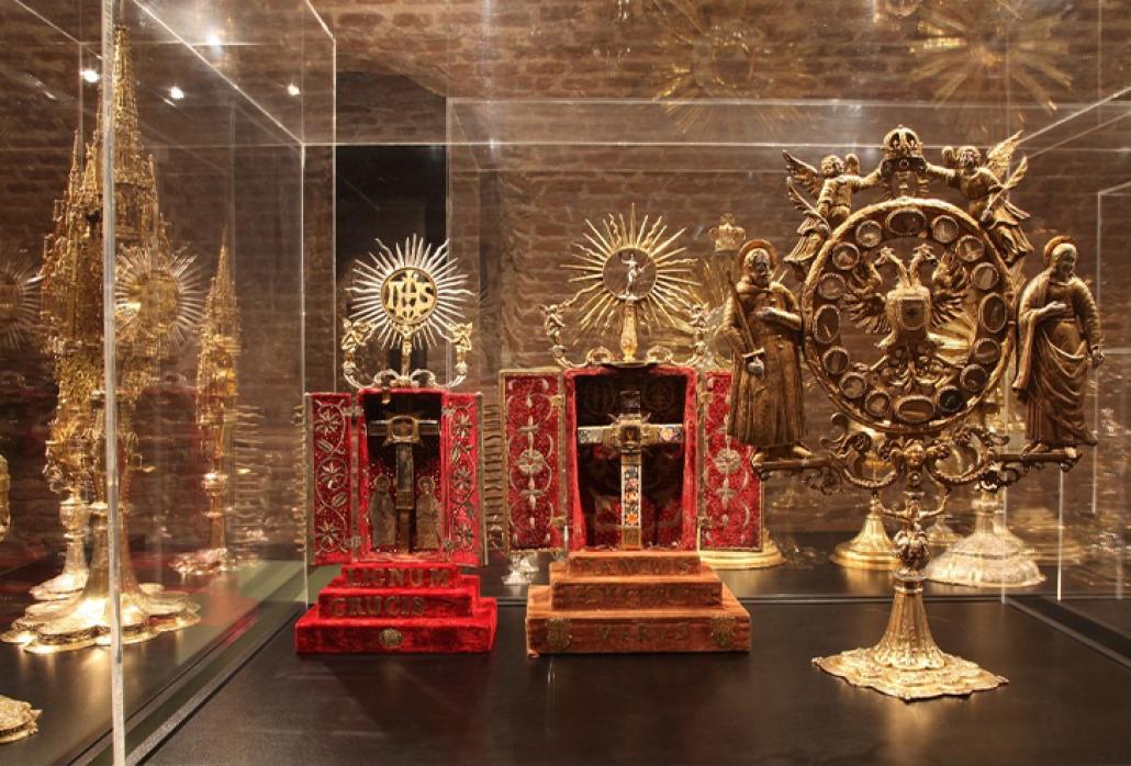 Šilkas ir auksas. Vilniaus arkivyskupijos XV–XVIII a. liturginė tekstilė
